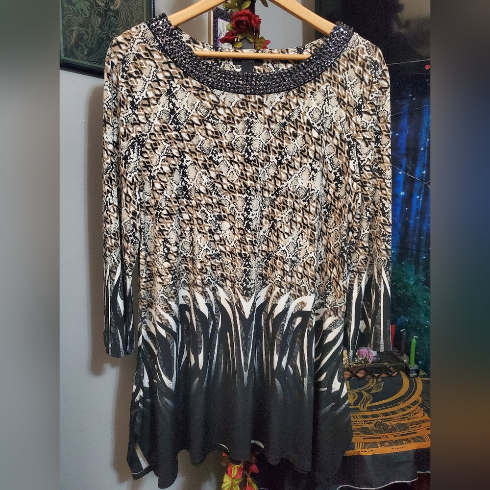 Gorgeous beaded boatneck Alfani tunic top with animal print size XL